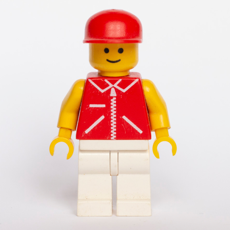 Homme, veste rouge avec fermeture éclair et poches, jambes blanches, casquette rouge (Man, Red Jacket with Zipper and Pockets, White Legs, Red Cap)