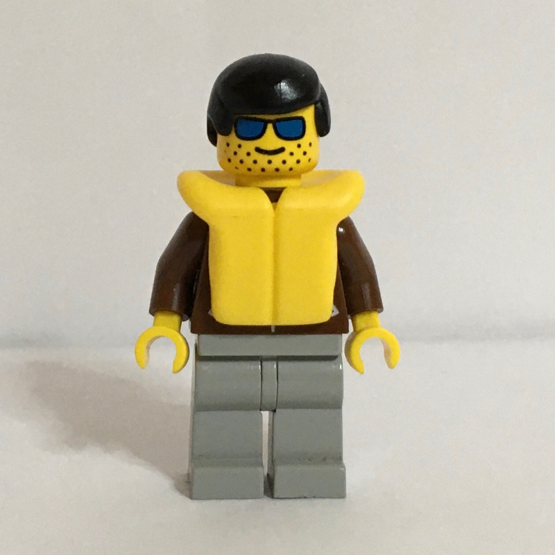 Homme, veste brune, jambes gris clair, cheveux noirs, gilet de sauvetage jaune, lunettes de soleil bleues (Man, Brown Jacket, Light Gray Legs, Black Hair, Yellow Life Vest, Blue Sunglasses)