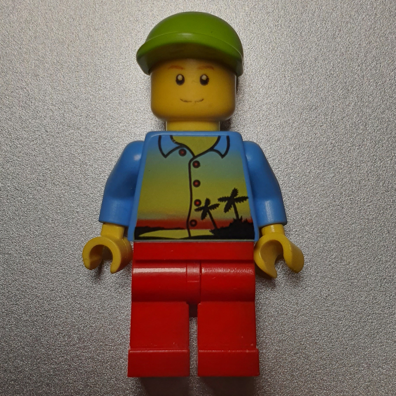 Homme, chemise bleu moyen avec palmiers et coucher de soleil, jambes rouges, casquette vert citron (Man, Medium Blue Shirt with Palm Trees and Sunset, Red Legs, Lime Cap)