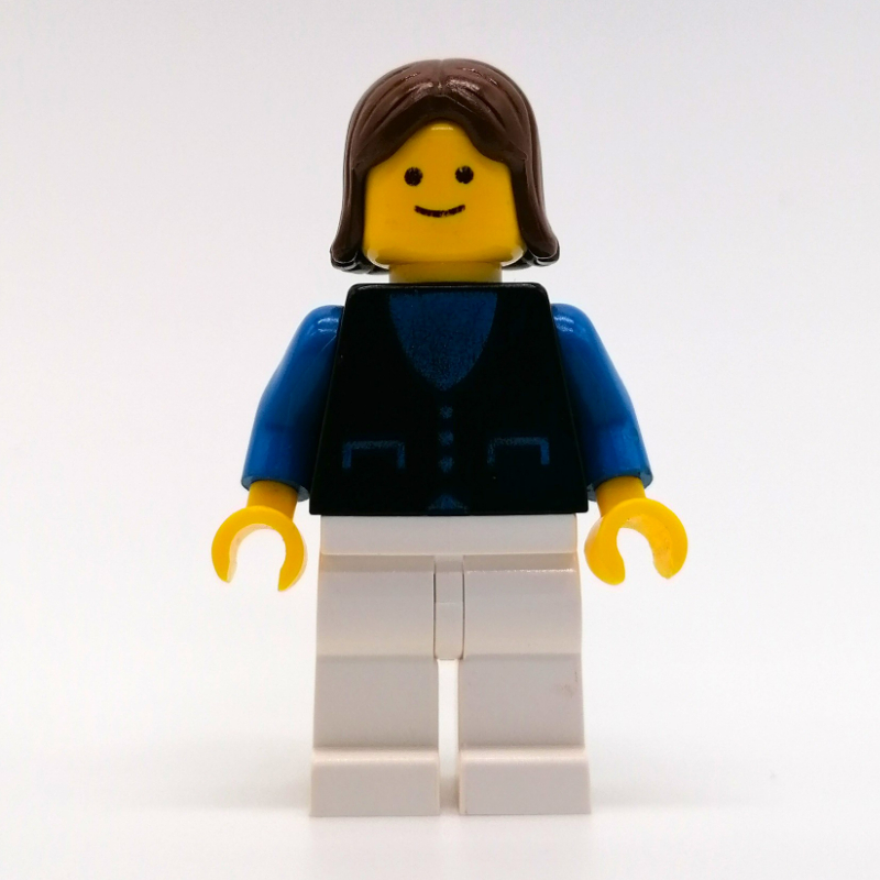 Femme, gilet noir sur haut bleu, jambes blanches, cheveux bruns (Woman, Black Vest over Blue Top, White Legs, Brown Hair)