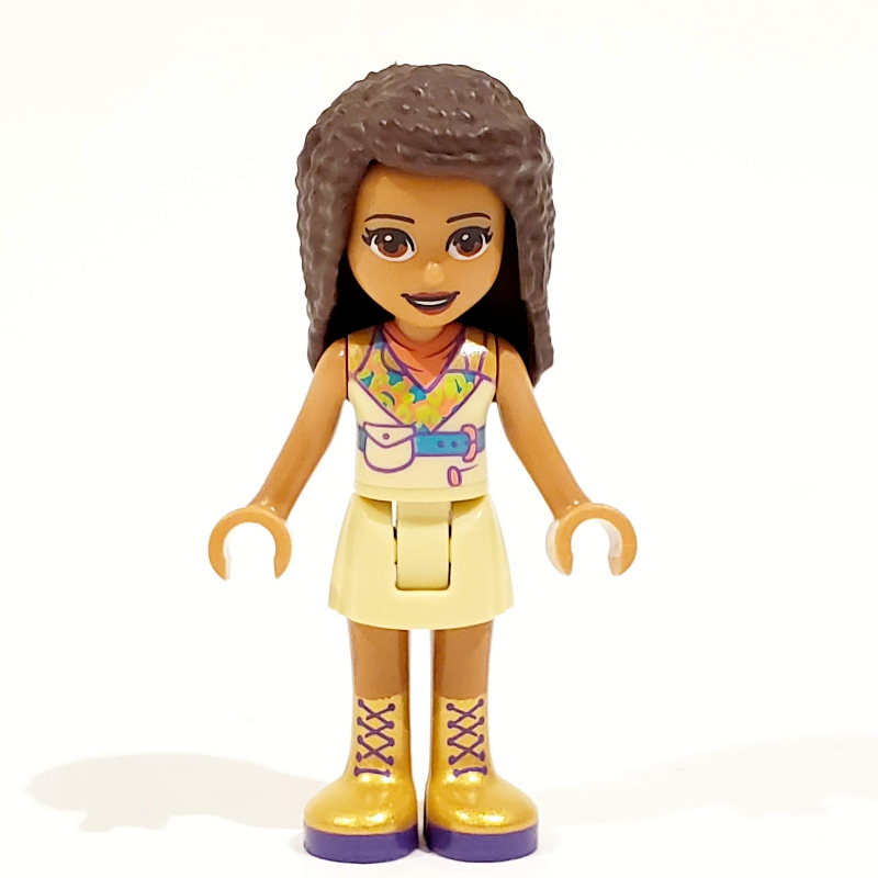 Andrea — veste beige, jupe beige, cheveux brun foncé (Andrea - Tan Jacket, Tan Skirt, Dark Brown Hair)