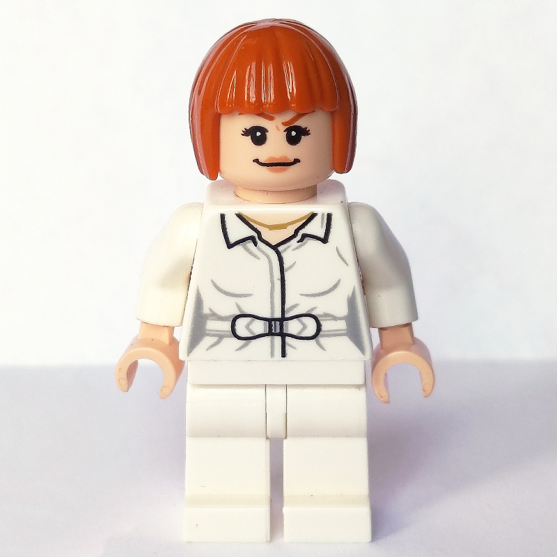 Clair earing en tenue blanche avec chemise ouverte (Claire Dearing in White Outfit with Open Shirt)