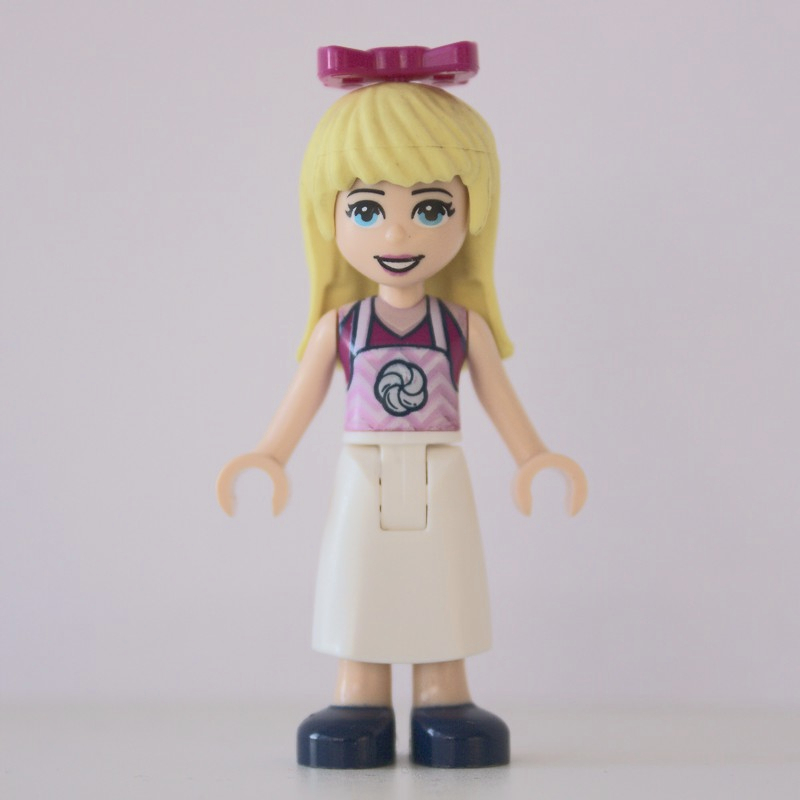 Stephanie — haut magenta, tablier blanc (Stephanie - Magenta Top, White Apron)