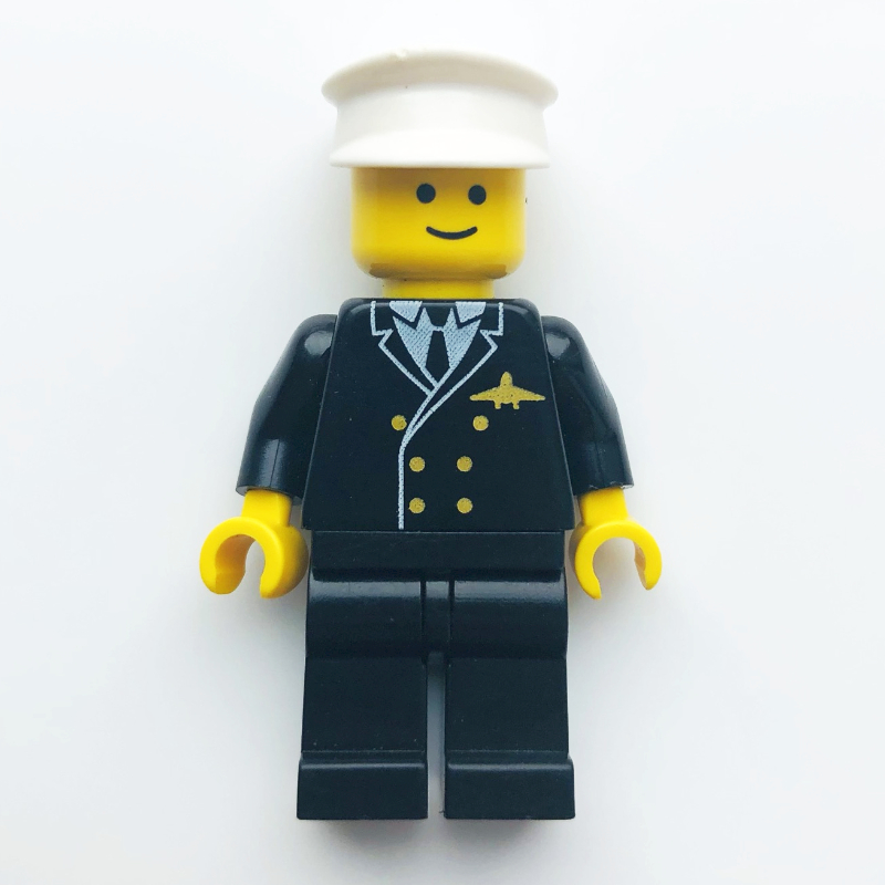 Pilote, costume noir avec cravate et badge avion, chapeau blanc (Pilot, Black Suit with Tie and Airplane Badge, White Hat)