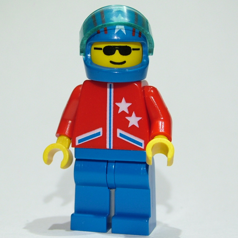 Homme, veste rouge avec étoiles, jambes bleues, casque bleu avec étoiles et visière, lunettes de soleil (Man, Red Jacket with Stars, Blue Legs, Blue Helmet with Stars and Visor, Sunglasses)