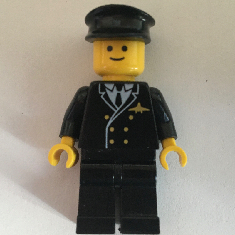 Pilote, costume noir avec cravate et badge avion, chapeau noir (3626b tête) (Pilot, Black Suit with Tie and Airplane Badge, Black Hat (3626b Head))