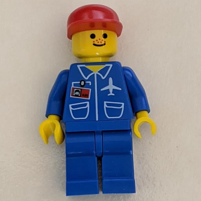 Agent au sol, combinaison bleue avec badge avion et id, casquette rouge (Ground Crew, Blue Jumpsuit with Plane and ID Badge, Red Cap)