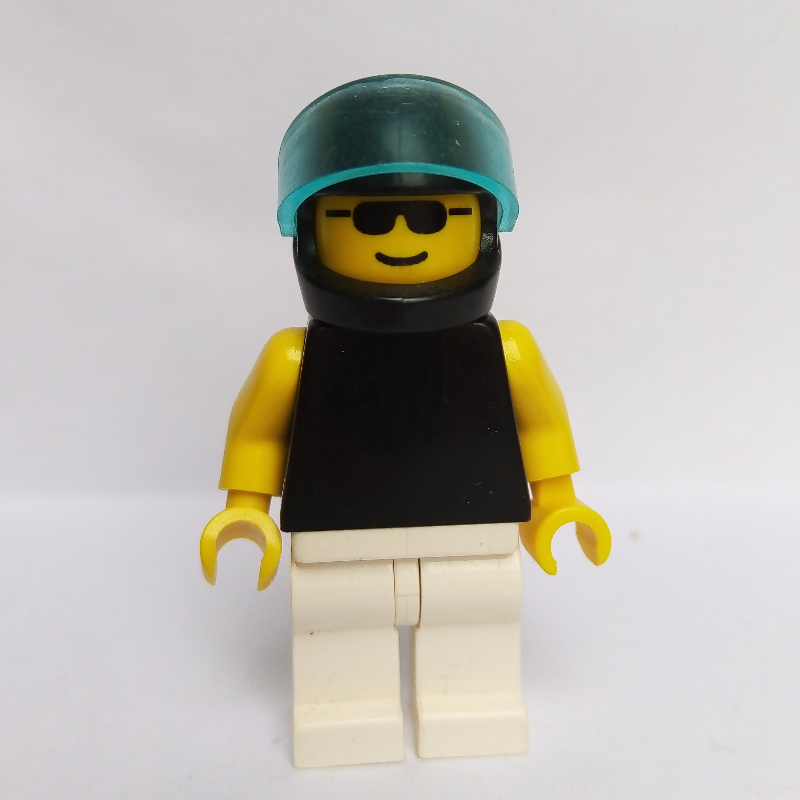 Homme, torse noir, jambes blanches, casque noir avec visière, lunettes de soleil (Man, Black Torso, White Legs, Black Helmet with Visor, Sunglasses)
