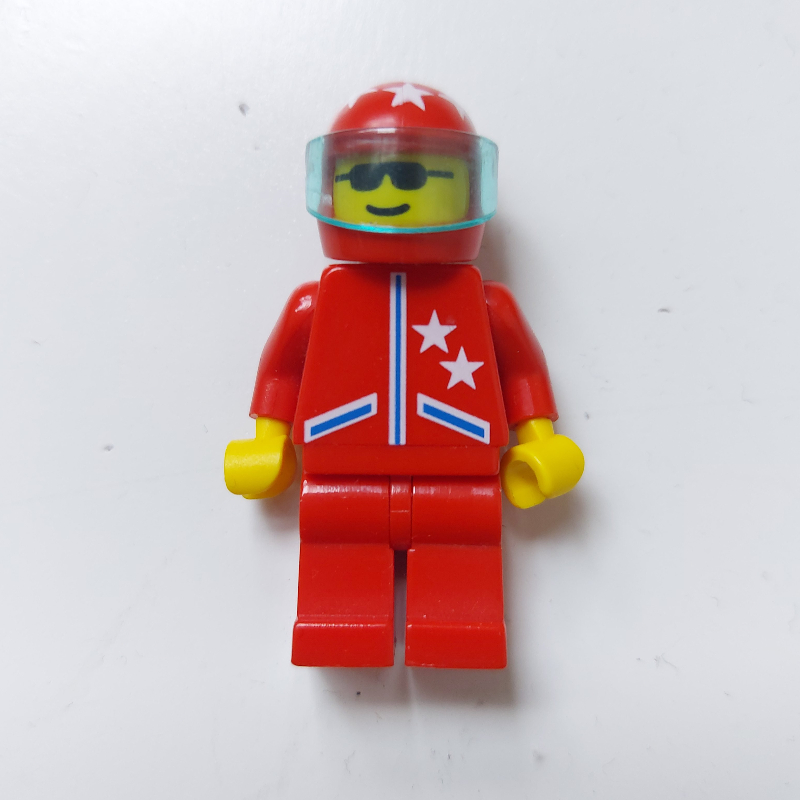 Pilote, veste rouge avec étoiles, jambes rouges, casque rouge avec étoiles et visière, lunettes de soleil (Pilot, Red Jacket with Stars, Red Legs, Red Helmet with Stars and Visor, Sunglasses)