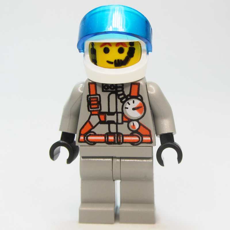 Pilote, combinaison gris clair avec jauges et sangles, casque blanc avec visière, micro-casque (Pilot, Light Gray Jumpsuit with Gauges and Straps, White Helmet with Visor, Headset)