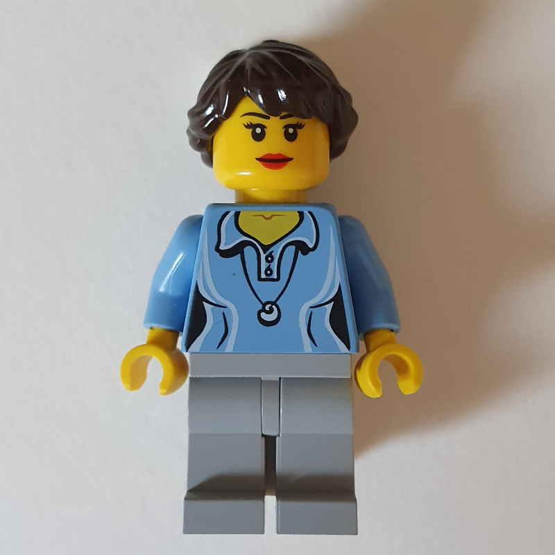 Femme, polo bleu moyen avec collier, jambes gris bleuté clair, cheveux brun foncé (Woman, Medium Blue Polo Shirt with Necklace, Light Bluish Gray Legs, Dark Brown Hair)