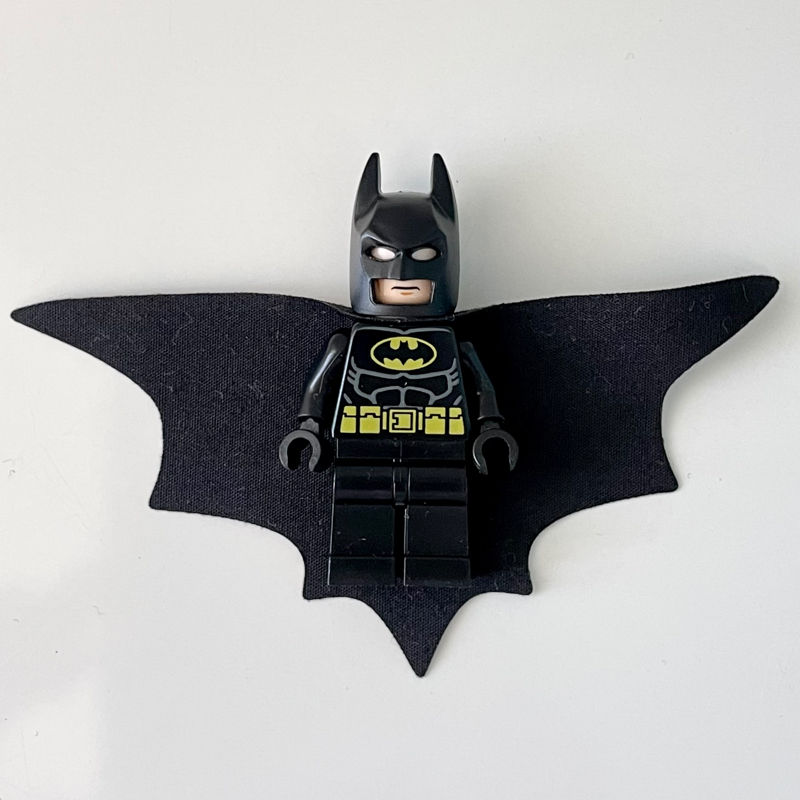 Batman, tenue noire, cape et cagoule noires, cape grand (Batman, Black Suit, Black Cape and Cowl, Wide Cape)