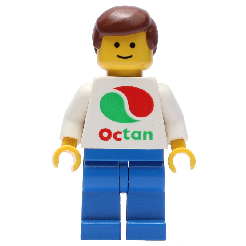 Homme, haut blanc avec grand logo Octan, jambes bleues, cheveux brun rougeâtre (Man, White Top with Large Octan Logo, Blue Legs, Reddish Brown Hair)