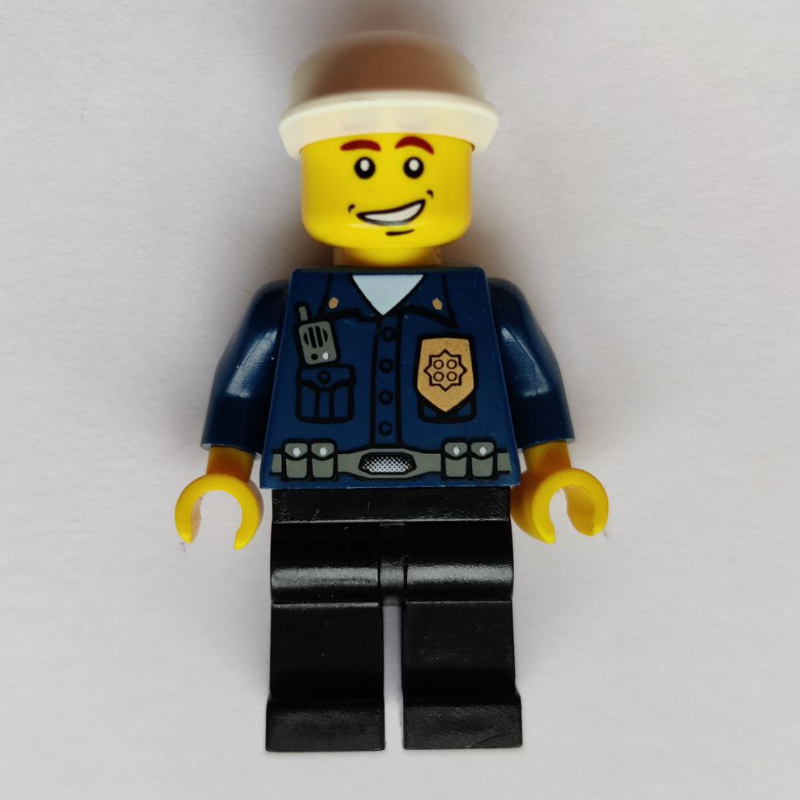 Policier, chemise bleu foncé avec radio et badge, jambes noires, casquette noire, sourire (Policeman, Dark Blue Shirt with Radio and Badge, Black Legs, Black Cap, Smile)