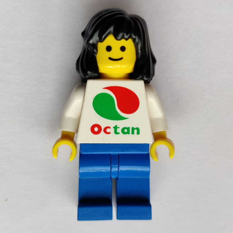 Femme, haut blanc avec grand logo Octan, jambes bleues, cheveux noirs (Woman, White Top with Large Octan Logo, Blue Legs, Black Hair)