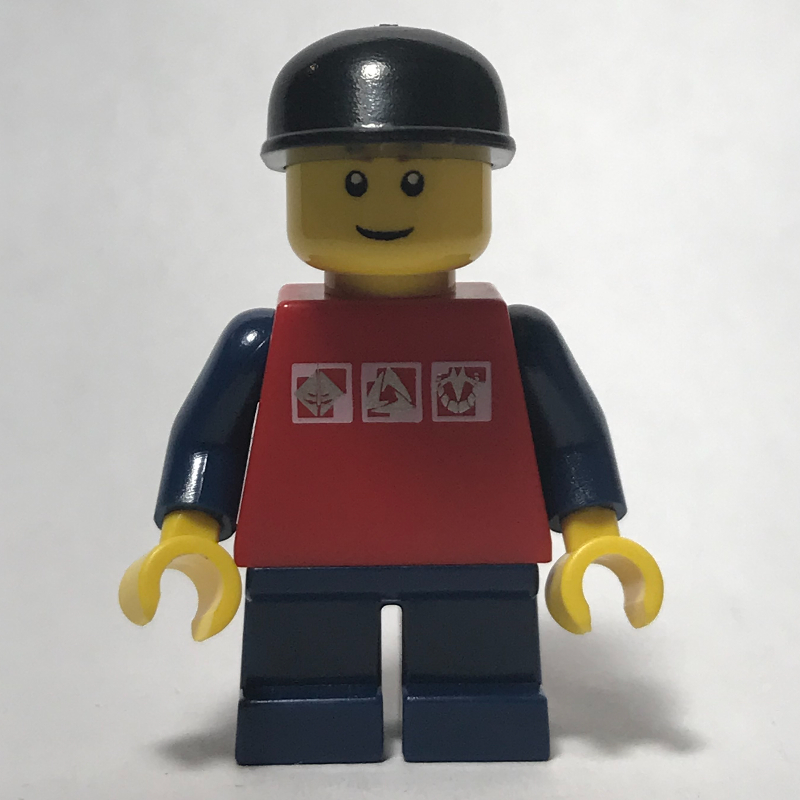 Kid - torse rouge, jambes bleu foncé, casquette noire (Kid - Red Torso, Dark Blue Legs, Black Cap)