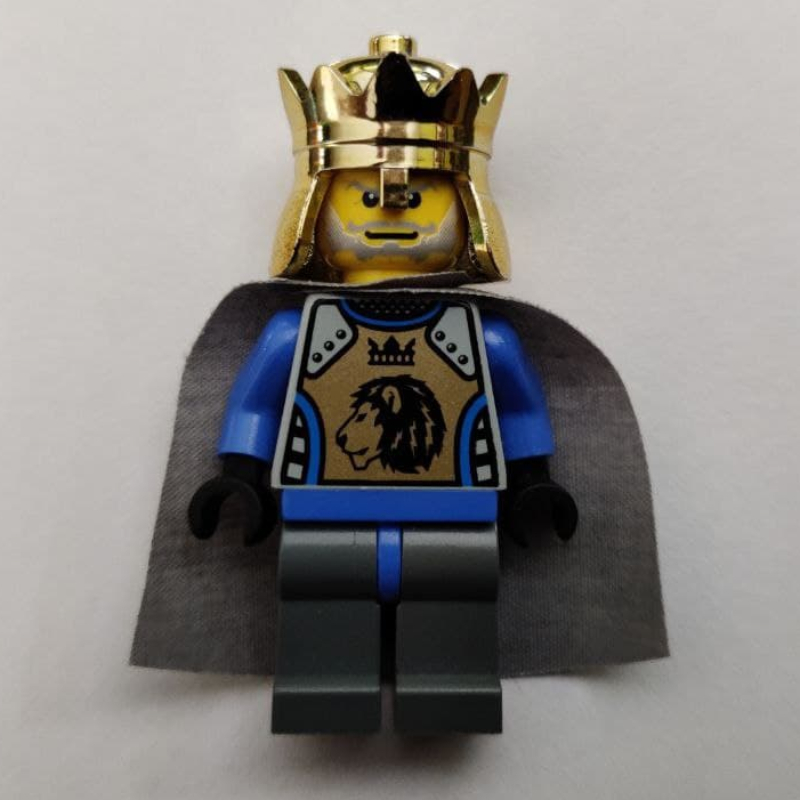 Roi mathias, armure dorée, cape gris bleuté clair, couronne d'or (King Mathias, Gold Armor, Light Bluish Gray Cape, Gold Crown)