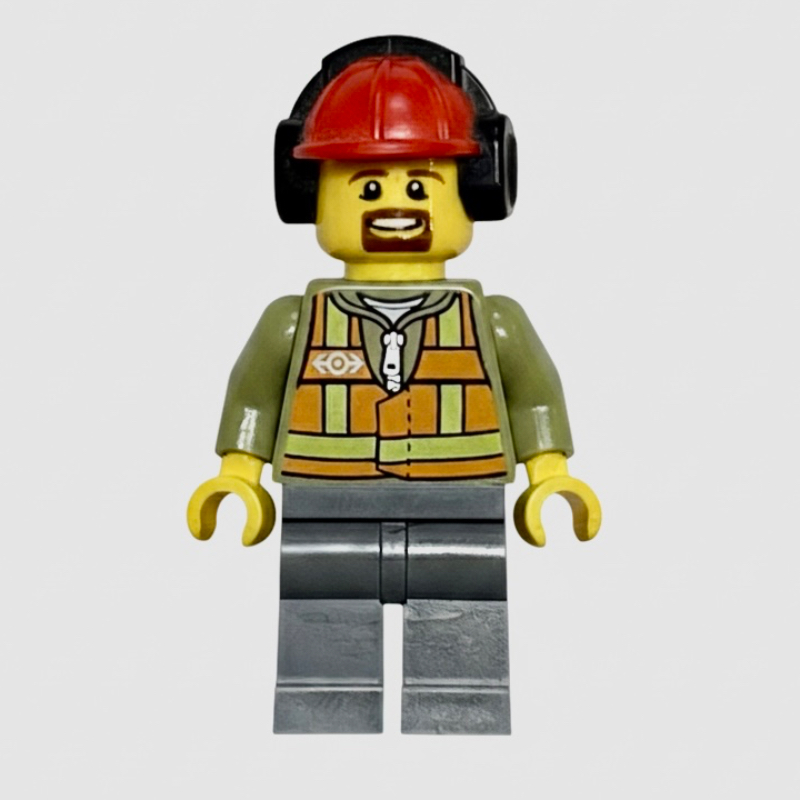 Ouvrier du train, gilet de sécurité orange avec logo du train sur un sweat à capuche vert olive, jambes gris bleuté foncé, casque de chantier rouge avec protecteurs d'oreilles, bouc (Train Worker, Orange Safety Vest with Train Logo over Olive Green Hoodie, Dark Bluish Gray Legs, Red Hard Hat with Ear Defenders, Goatee Beard)