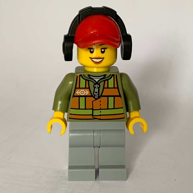 Ouvrier de train, femme, gilet de sécurité orange avec le logo de train sur le sweat à capuche vert olive, jambes gris bleuté clair, casquette rouge avec protecteurs d'oreilles (Train Worker, Woman, Orange Safety Vest with Train Logo over Olive Green Hoodie, Light Bluish Gray Legs, Red Cap with Ear Defenders)