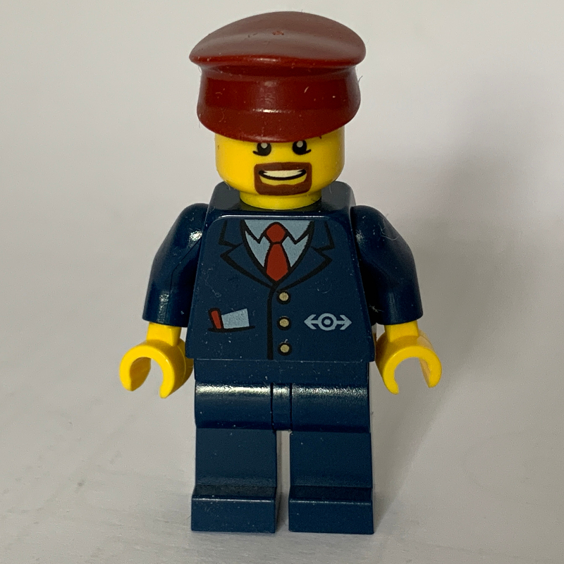 Conducteur de train, costume bleu foncé avec cravate et logo de train, chapeau rouge foncé, bouc (Train Conductor, Dark Blue Suit with Tie and Train Logo, Dark Red Hat, Goatee Beard)