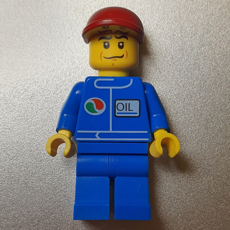 Homme, combinaison bleue avec logo Octan, casquette rouge foncé (Man, Blue Jumpsuit with Octan Logo, Dark Red Cap)