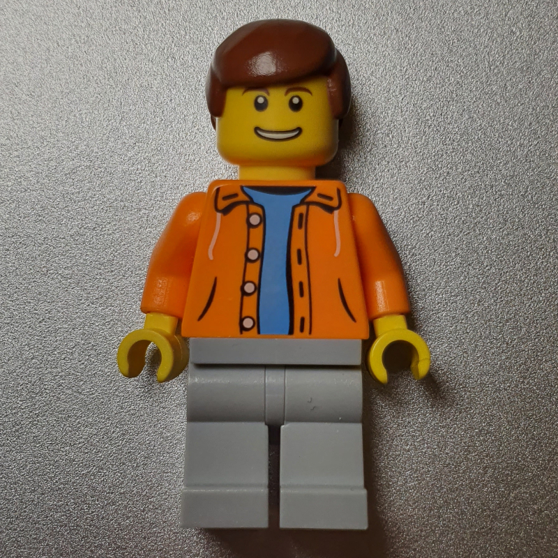Homme, veste orange ouverte sur chemise bleu clair, cheveux bruns rougeâtres (Man, Open Orange Jacket over Light Blue Shirt, Reddish Brown Hair)