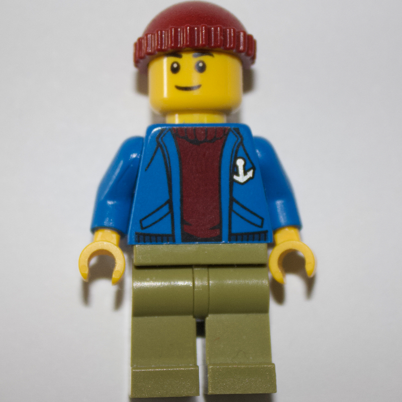 Torse bleu, jambes vert olive, casquette rouge foncé (Blue Torso, Olive Green Legs, Dark Red Cap)