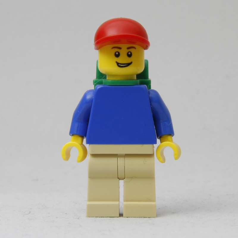 Torse bleu, jambes beiges, casquette rouge, sac à dos vert (Blue Torso, Tan Legs, Red Cap, Green Backpack)