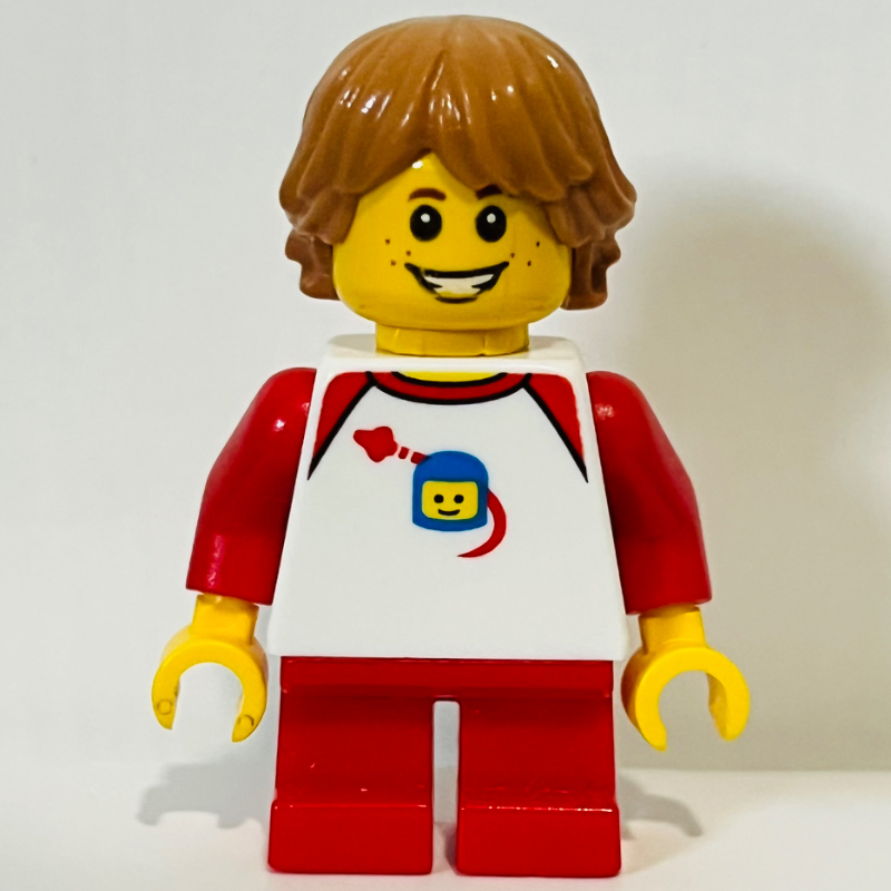 Kid - torse blanc, jambes rouges, cheveux nougat moyen (Kid - White Torso, Red Legs, Medium Nougat Hair)