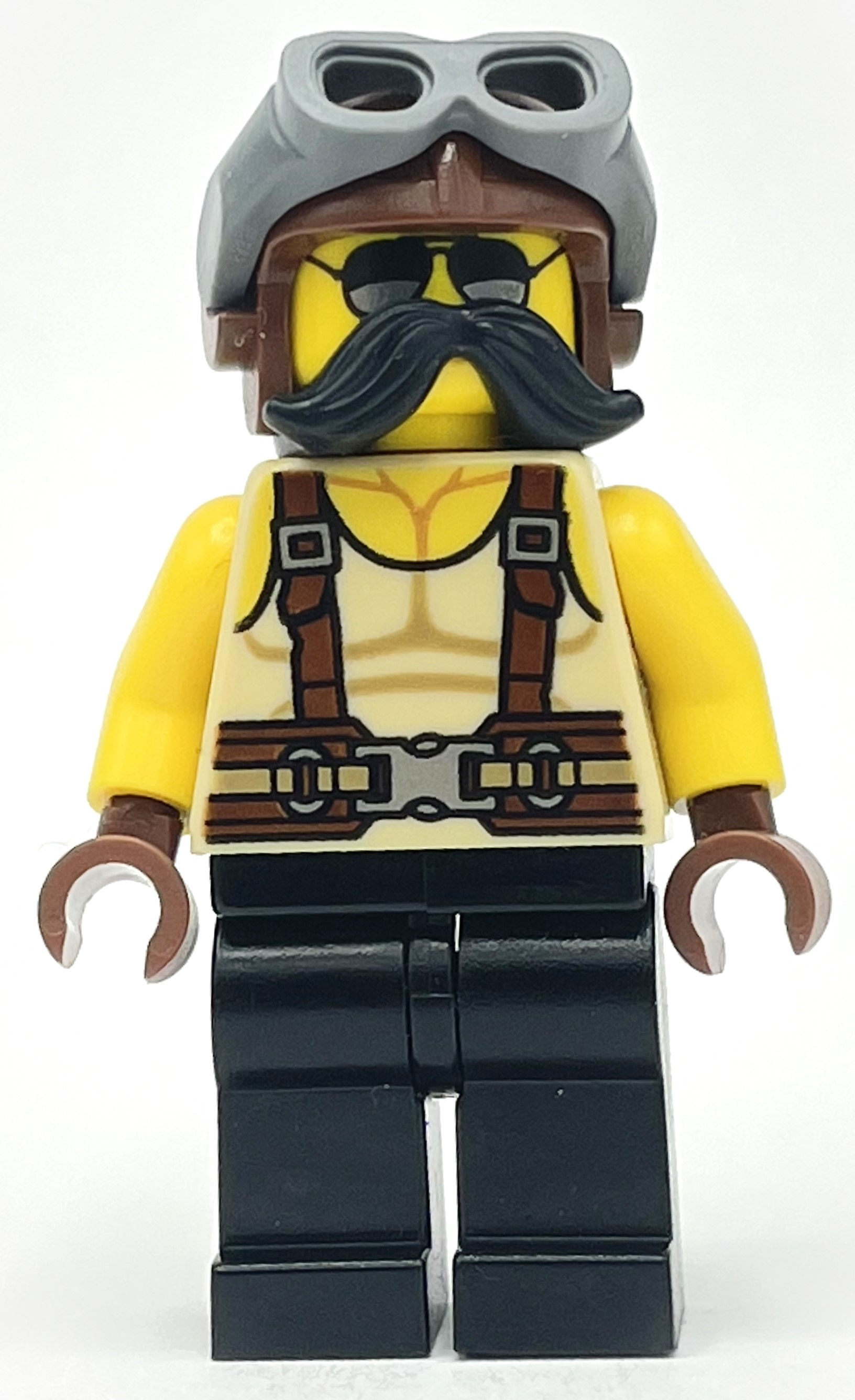 Beige torse, jambes noires, casquette de pilote, moustache (Tan Torso, Black Legs, Pilot Cap, Moustache)