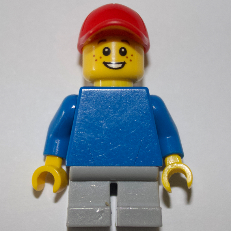Kid - torse bleu, jambes gris bleuté clair, casquette rouge (Kid - Blue Torso, Light Bluish Grey Legs, Red Cap)