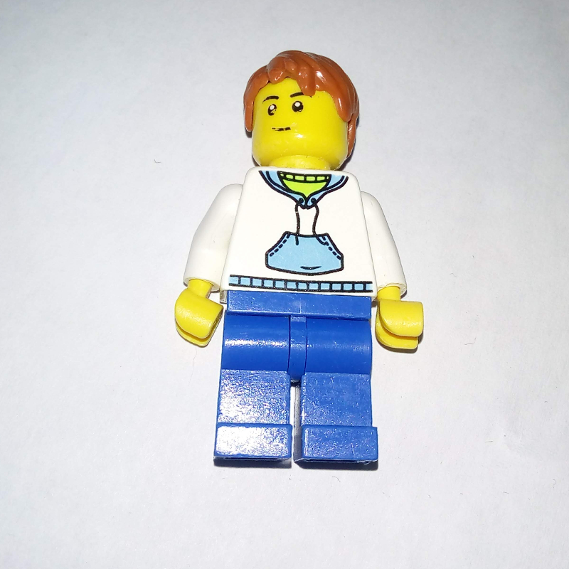 Torse blanc, jambes bleues, cheveux orange foncé (White Torso, Blue Legs, Dark Orange Hair)