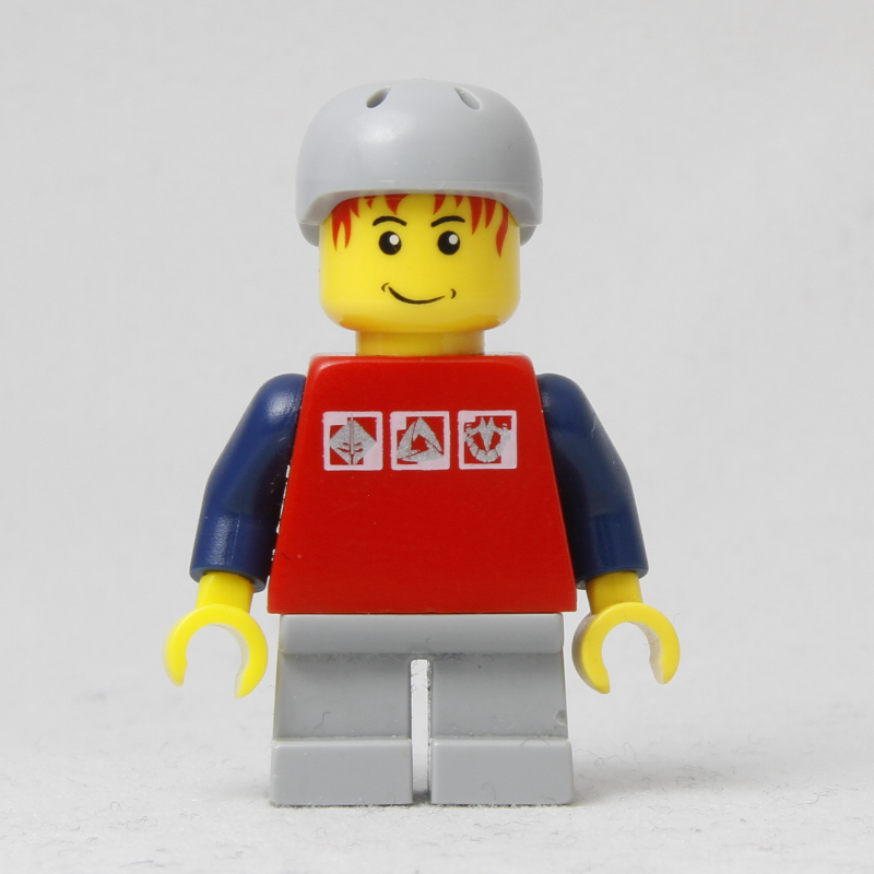 Garçon, haut rouge, courtes jambes gris bleuté clair, casque gris bleuté clair (Boy, Red Top, Short Light Bluish Gray Legs, Light Bluish Gray Helmet)
