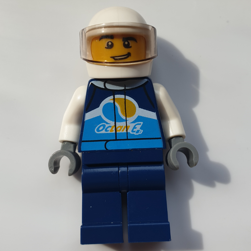 Combinaison de course, bleu foncé avec logo Octan e, casque blanc avec visière (Racer, Dark Blue Jumpsuit with Octan E Logo, White Helmet with Visor)
