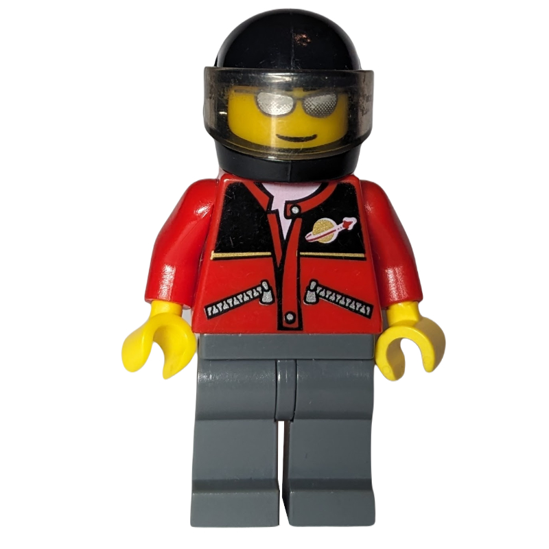 Homme, veste rouge avec logo espace classique, casque noir avec visière, lunettes de soleil argentées (Man, Red Jacket with Classic Space Logo, Black Helmet with Visor, Silver Sunglasses)