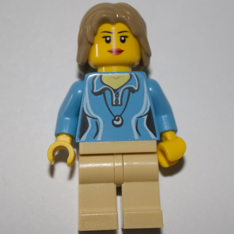 Femme, polo bleu moyen avec collier, jambes beiges, cheveux beige foncé (Woman, Medium Blue Polo Shirt with Necklace, Tan Legs, Dark Tan Hair)