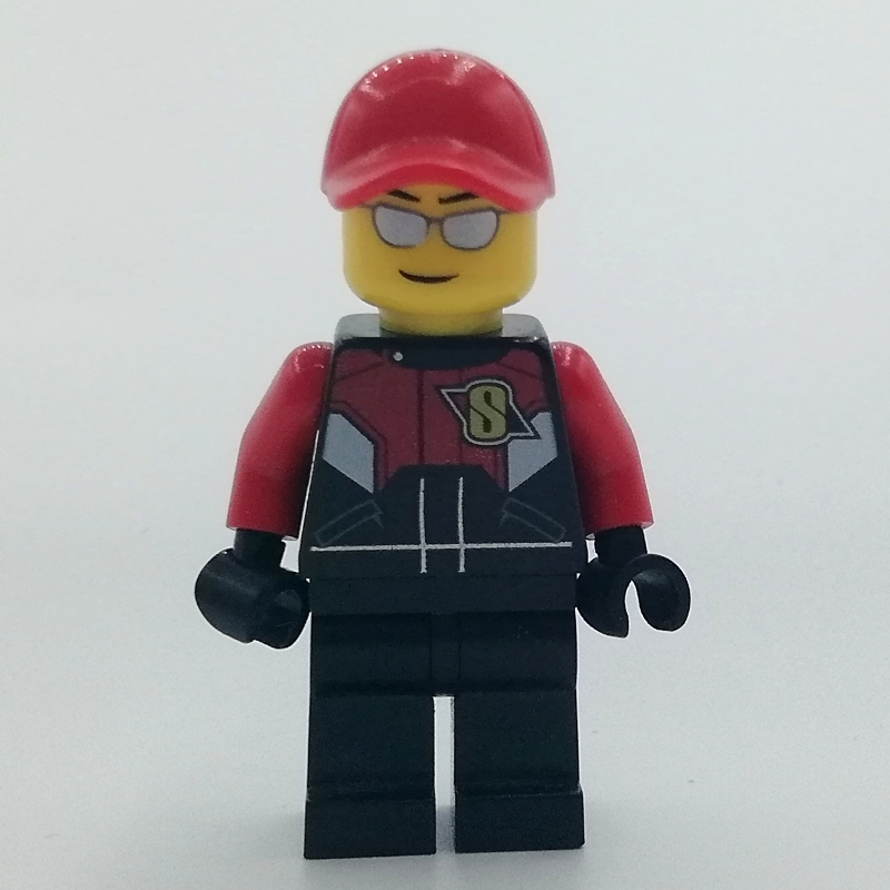 Pilote de course, combinaison noire et rouge, casquette rouge, lunettes de soleil argentées (Racer, Black and Red Jumpsuit, Red Cap, Silver Sunglasses)