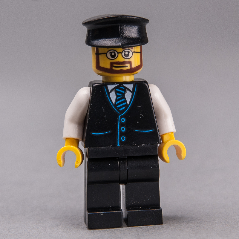 Homme, gilet noir et cravate, jambes noires, chapeau noir, barbe et lunettes (Man, Black Vest and Tie, Black Legs, Black Hat, Beard and Glasses)