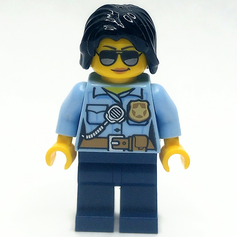 Policière, chemise bleu clair vif avec radio et badge, jambes bleu foncé, cheveux noirs, lunettes de soleil (Policewoman, Bright Light Blue Shirt with Radio and Badge, Dark Blue Legs, Black Hair, Sunglasses)