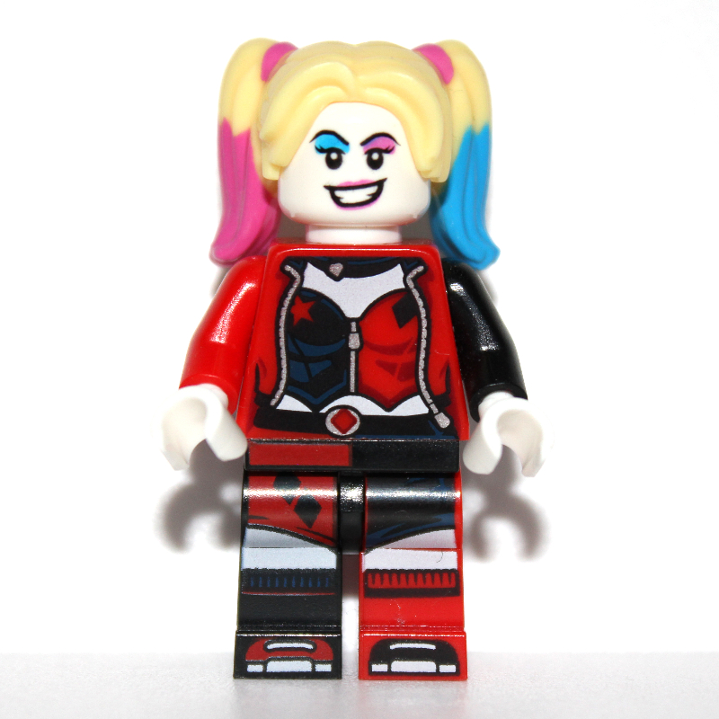 Harley Quinn en tenue de bouffon noir et rouge, cheveux jaune clair lumineux avec des reflets magenta et azur (Harley Quinn in Black and Red Jester Outfit, Bright Light Yellow Hair with Magenta and Azure Highlights)