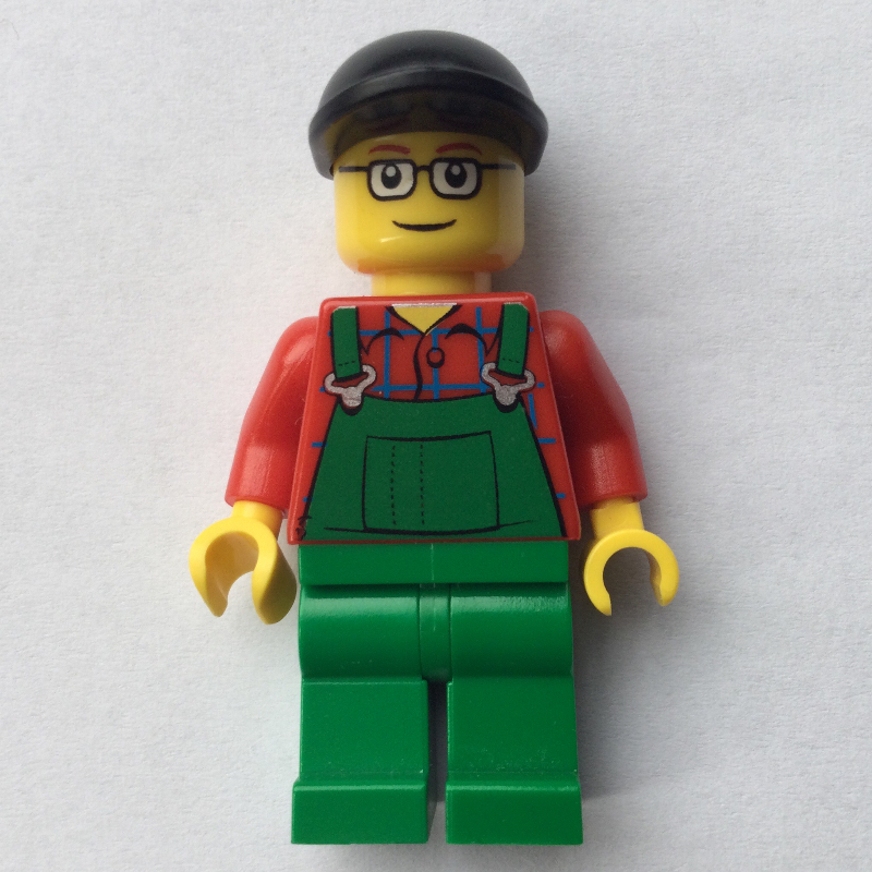 Homme, salopette verte sur chemise rouge, casquette noire, lunettes (Man, Green Overalls over Red Shirt, Black Cap, Glasses)