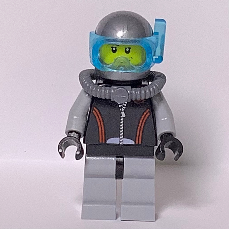 Plongeur, combinaison noire et grise, casque avec masque, bouteille d’air, barbe naissante (Diver, Black and Gray Wetsuit, Helmet with Mask, Airtank, Stubble)