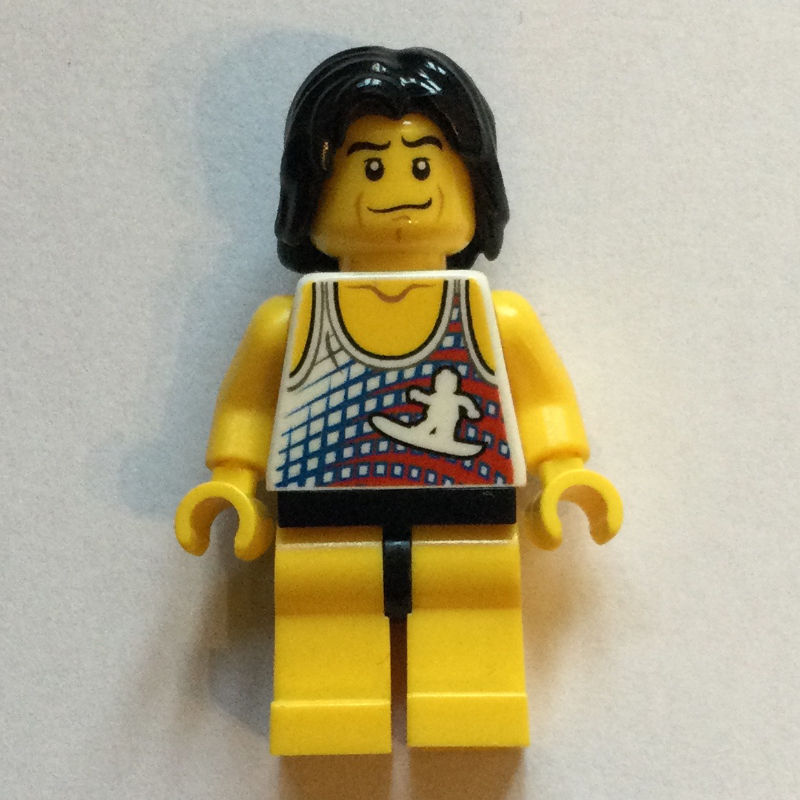 Surfeur, débardeur blanc avec surfeur, jambes jaunes, cheveux noirs (Surfer, White Tank Top with Surfer, Yellow Legs, Black Hair)