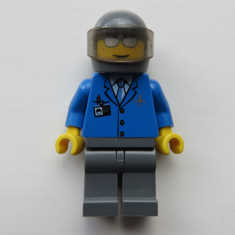 Pilote, veste bleue avec logo avion et cravate bleue, casque gris bleuté foncé avec visière, lunettes de soleil argentées (Pilot, Blue Jacket with Plane Logo and Blue Tie, Dark Bluish Gray Helmet with Visor, Silver Sunglasses)