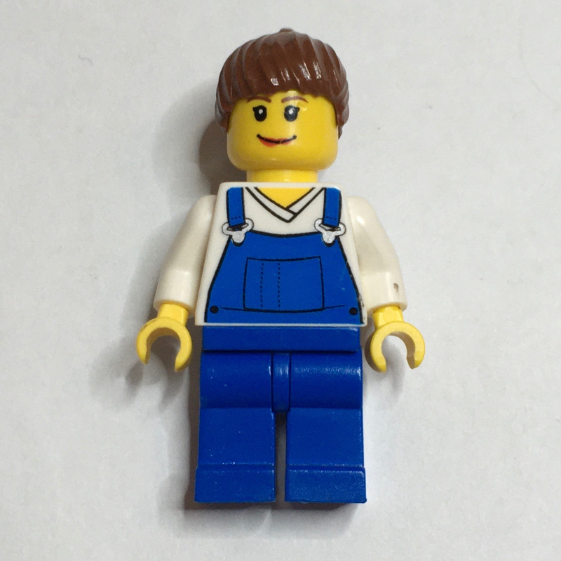 Femme, salopette bleue sur chemise blanche à col en V, cheveux brun rougeâtre (Woman, Blue Overalls over White V-Neck Shirt, Reddish Brown Hair)