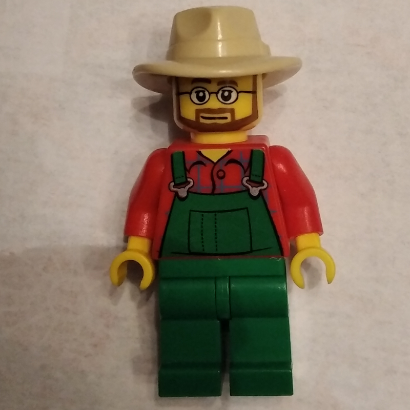 Homme, salopette verte sur chemise rouge, chapeau à grand bord beige, barbe et lunettes (Man, Green Overalls over Red Shirt, Tan Wide Brim Hat, Beard and Glasses)