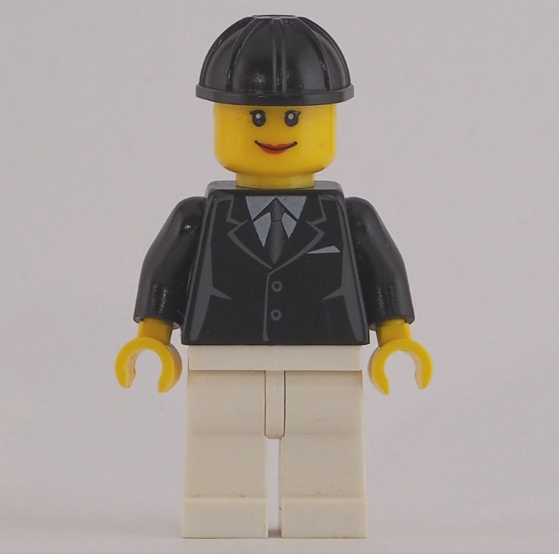Femme, veste noire avec cravate, jambes blanches, casque de chantier noir (Woman, Black Jacket with Tie, White Legs, Black Hard Hat)