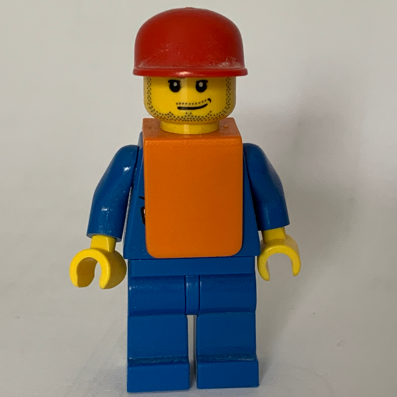 Agent au sol, costume bleu avec cravate et logo avion, casquette rouge, gilet orange, barbe naissante (Ground Crew, Blue Suit with Tie and Plane Logo, Red Cap, Orange Vest, Stubble)