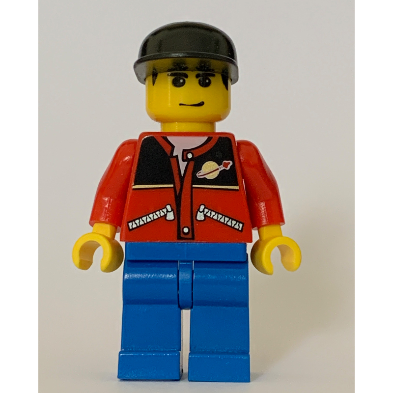 Homme, veste rouge avec logo de l'espace classique, casquette noire (Man, Red Jacket with Classic Space Logo, Black Cap)