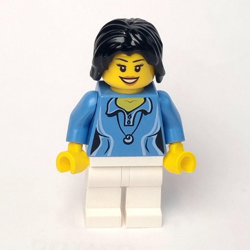 Femme, polo bleu moyen avec collier, jambes blanches, cheveux noirs (Woman, Medium Blue Polo Shirt with Necklace, White Legs, Black Hair)